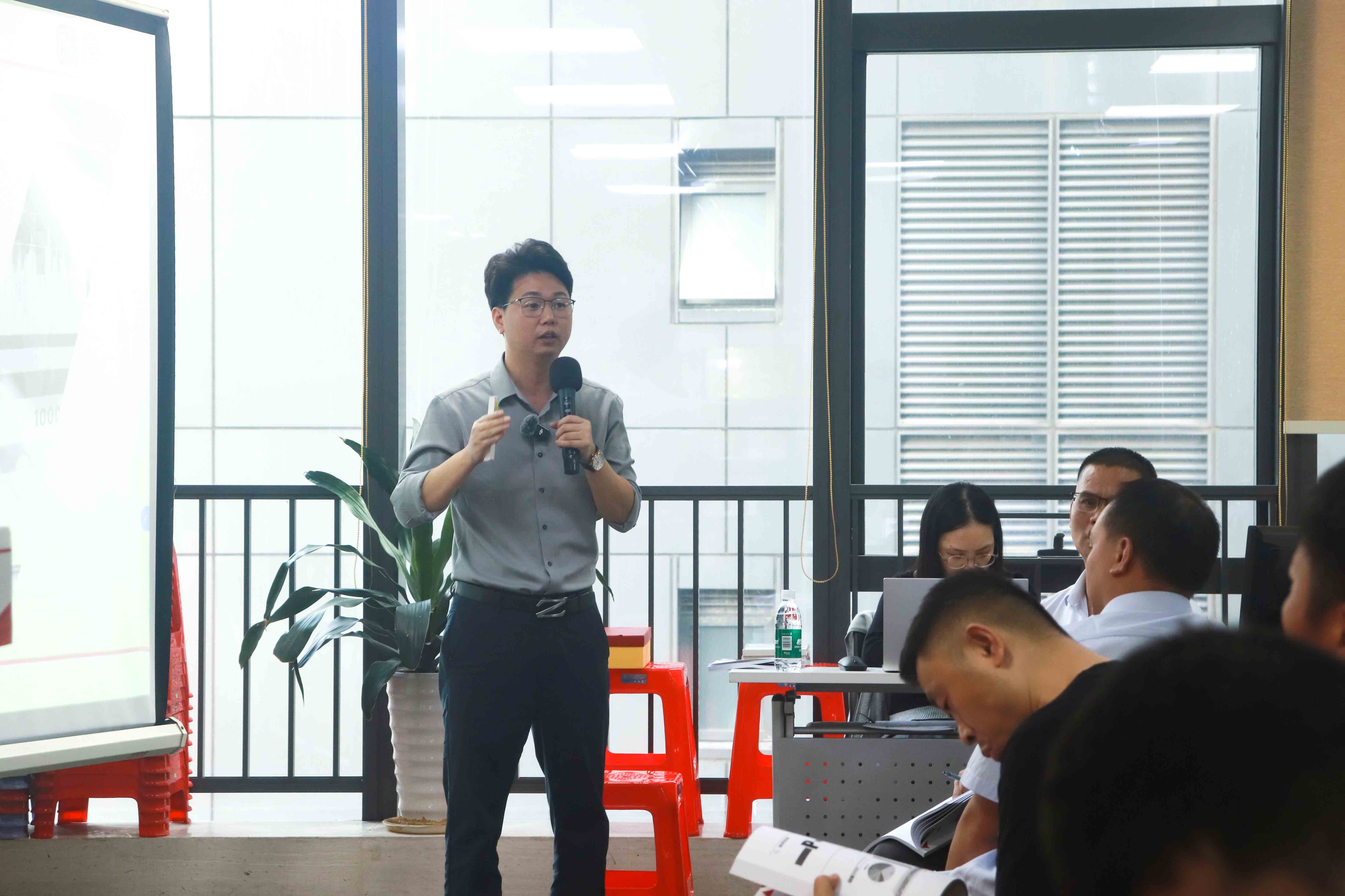 黄欣老师.jpg 黄欣老师.jpg